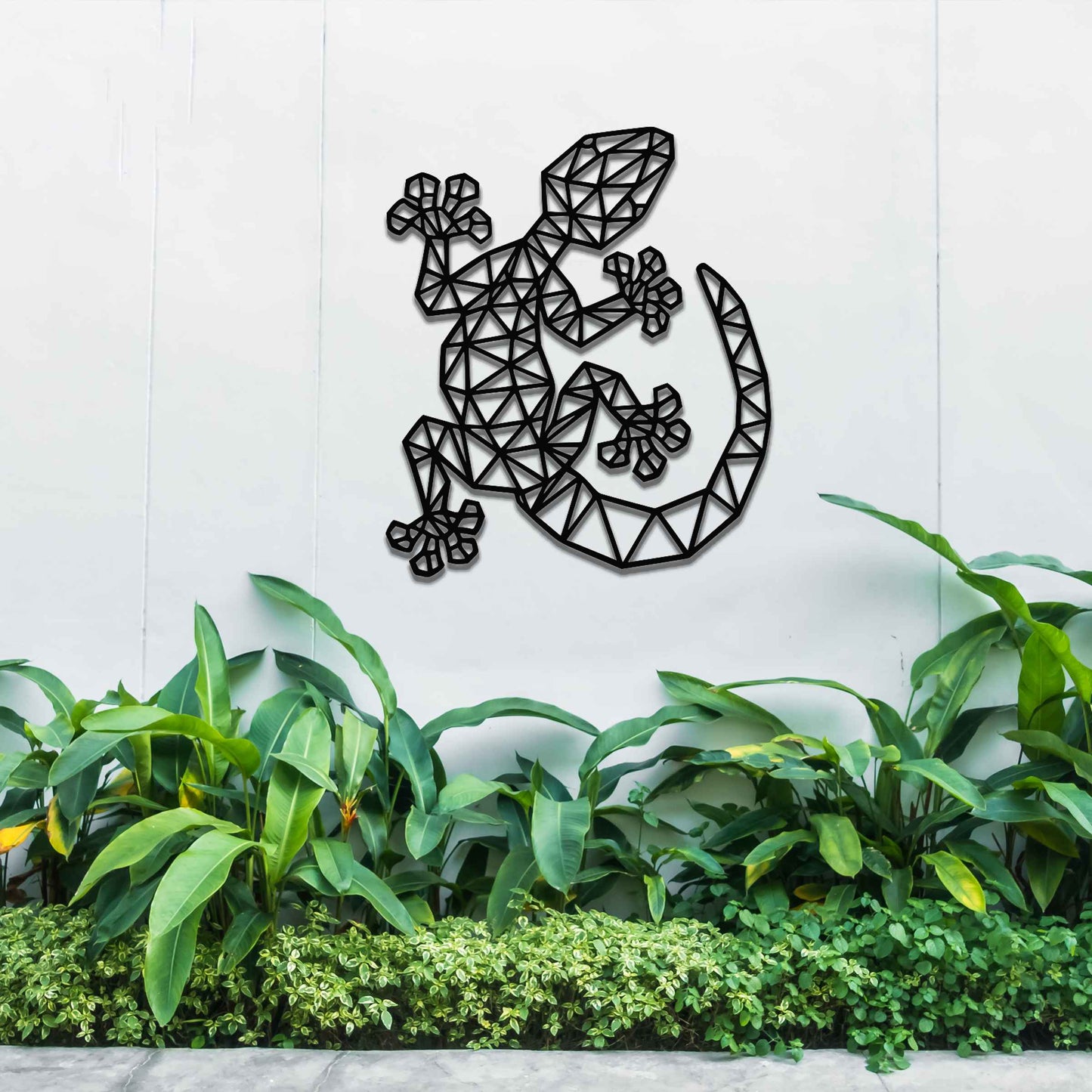 Metal garden decoration featuring a gecko-shaped design with geometric cutouts, bringing a modern and artistic flair to outdoor spaces, seamlessly complementing the surrounding greenery.