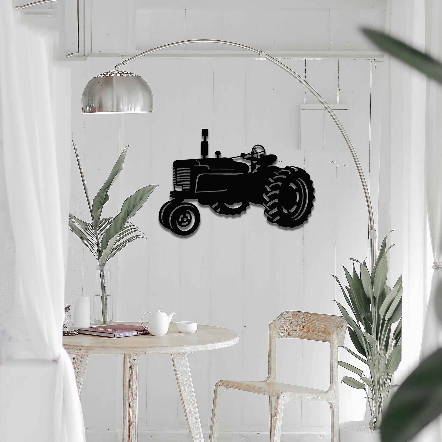 Metal garden decoration featuring a rustic tractor silhouette with detailed cutouts, designed to enhance walls or fences, adding a vintage and countryside charm to outdoor spaces.