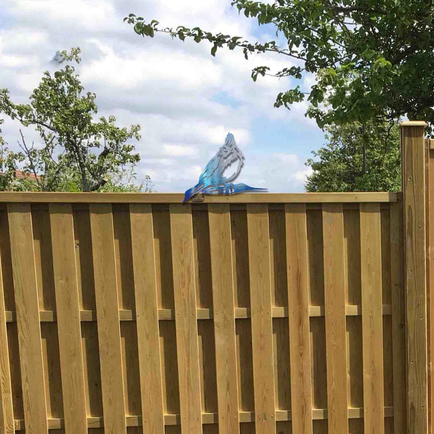 Metal garden decoration featuring a hoopoe bird silhouette with intricate cutout details and a rustic finish, designed to sit atop fences or posts, adding a distinctive and elegant touch to outdoor spaces.