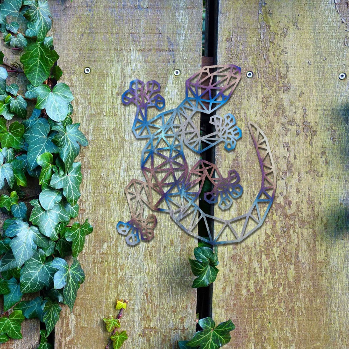 Metal garden decoration featuring a gecko-shaped design with geometric cutouts, bringing a modern and artistic flair to outdoor spaces, seamlessly complementing the surrounding greenery.
