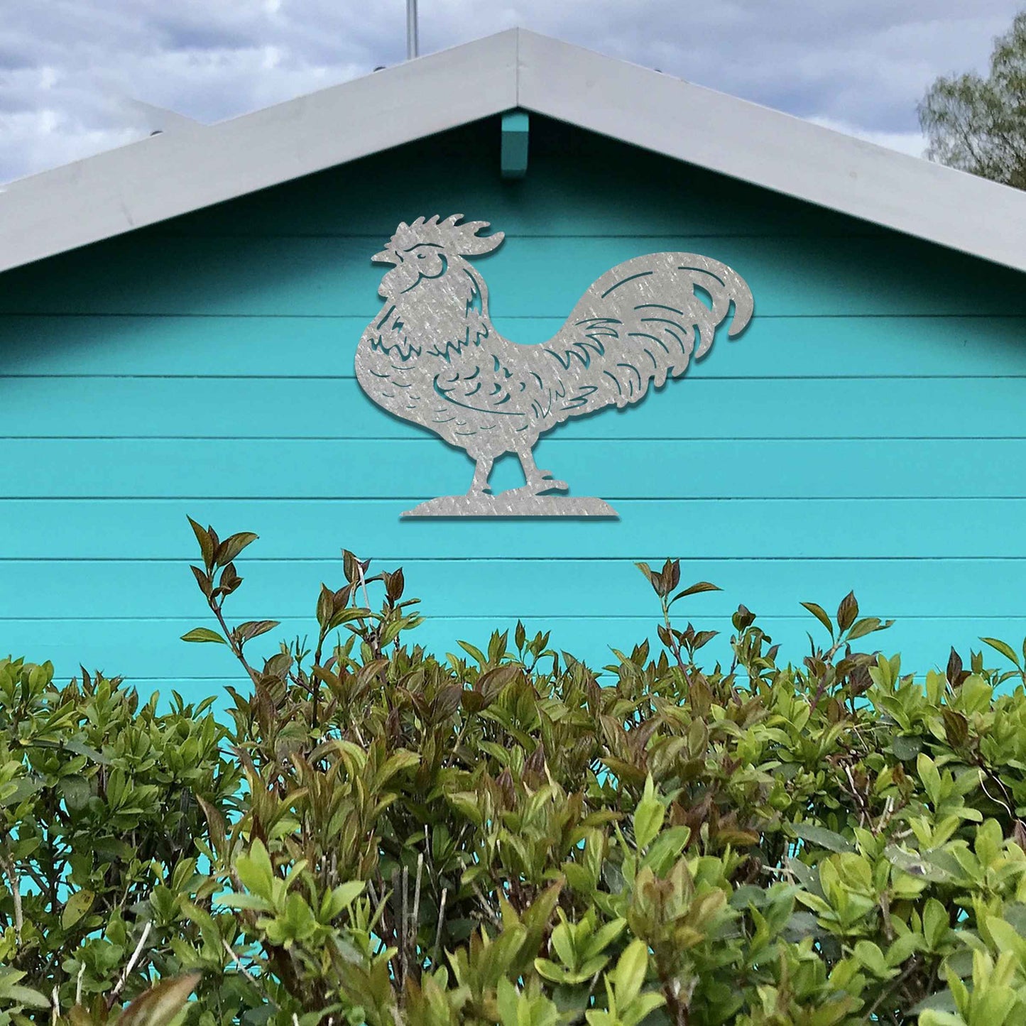 A striking, detailed rooster design, showcasing its feathers and proud stance. This elegant and dynamic wall art adds a bold touch to any space, capturing the essence of the rooster in a timeless, rustic style.