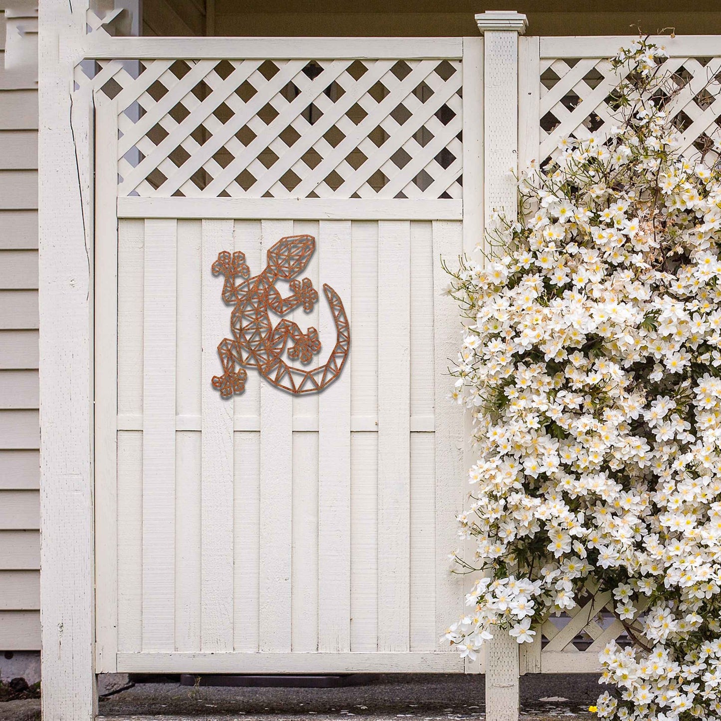 Metal garden decoration featuring a gecko-shaped design with geometric cutouts, bringing a modern and artistic flair to outdoor spaces, seamlessly complementing the surrounding greenery.