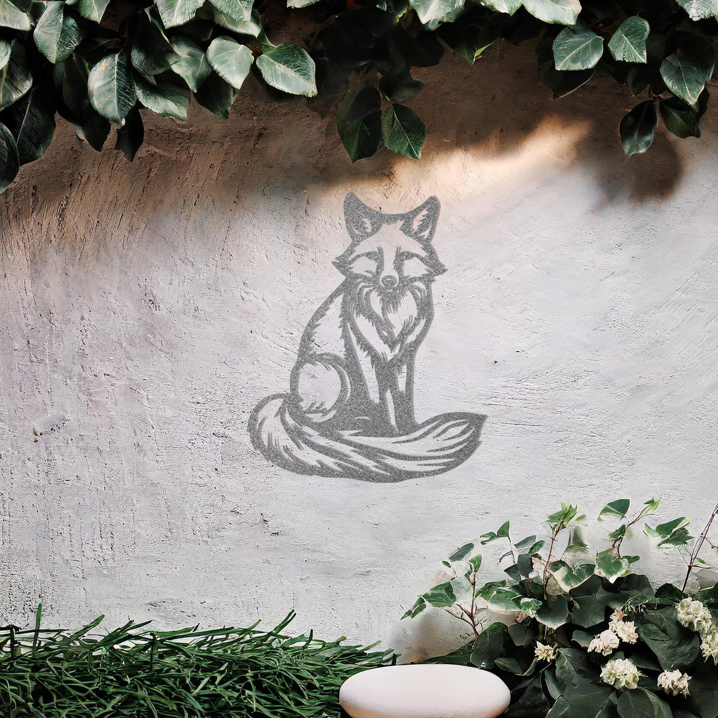 This metal wall art design features a sitting fox with a bushy tail, embodying a calm and majestic presence. The intricate detailing highlights the fox's fur and facial expression, making it a perfect addition to your decor for a natural and elegant touch.