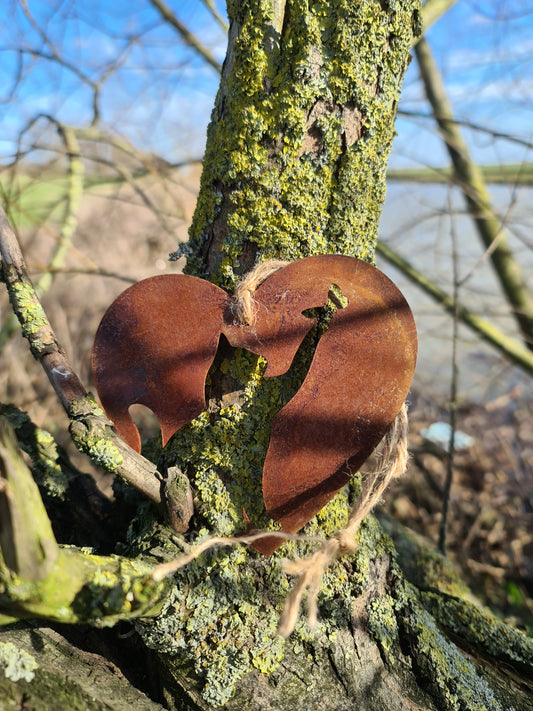 This heart-shaped metal ornament showcases a rustic cut-out silhouette of a cat, elegantly crafted for feline lovers. Its natural weathered finish and jute twine hanger make it a charming addition to any indoor or outdoor decor.