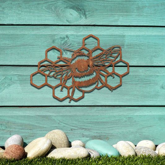 Metal garden decoration featuring a bee on a honeycomb design, showcasing intricate detailing in the wings and honeycomb structure, perfect for enhancing outdoor spaces with a nature-inspired artistic touch.