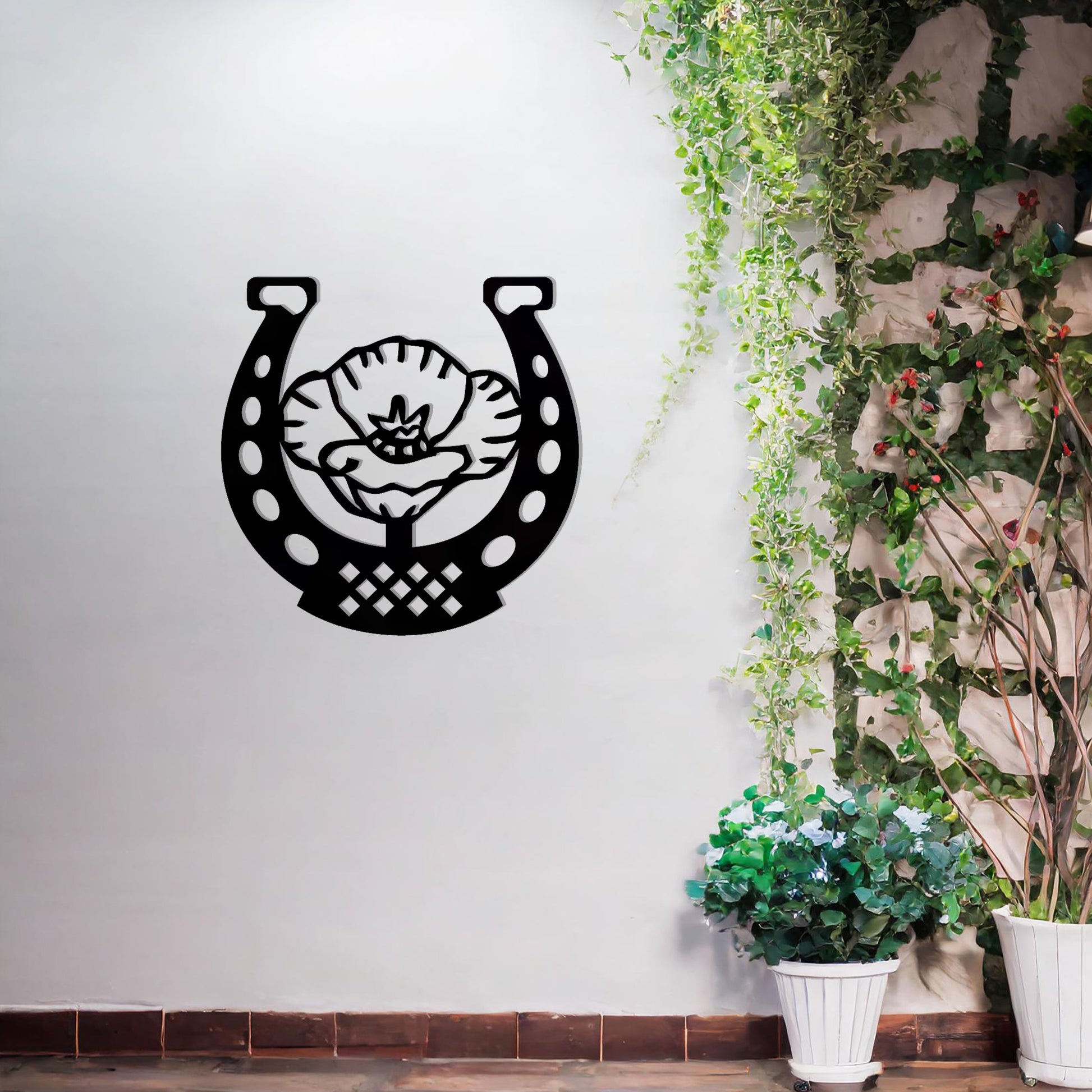 This design features a decorative horseshoe enclosing a beautifully detailed flower, symbolising luck and natural elegance. The intricate pattern within the horseshoe adds charm, making it a unique piece for those who appreciate equestrian or floral motifs.
