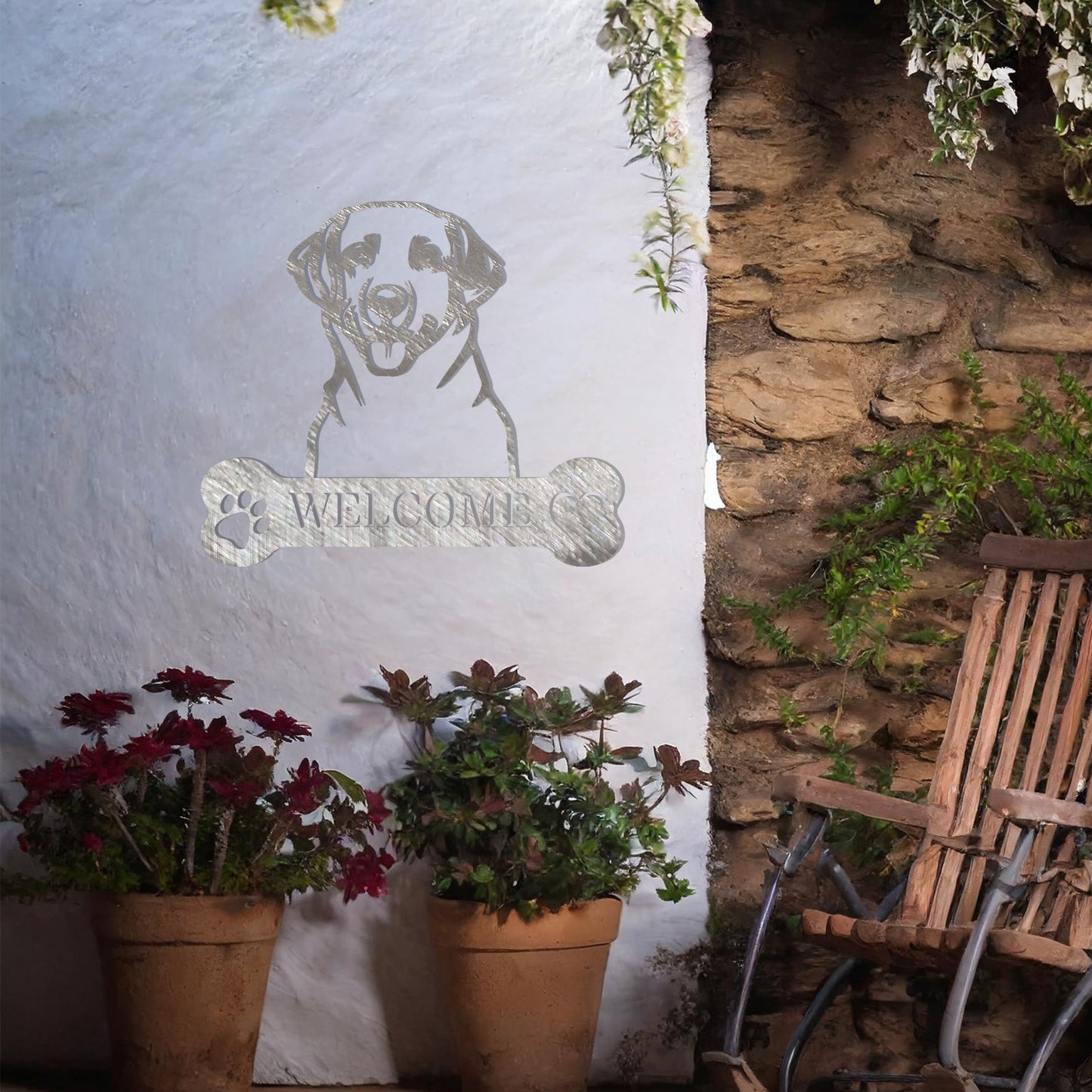 Metal Labrador dog design with a bone-shaped 'WELCOME' text and paw prints, perfect for adding a welcoming touch to entryways or outdoor spaces.