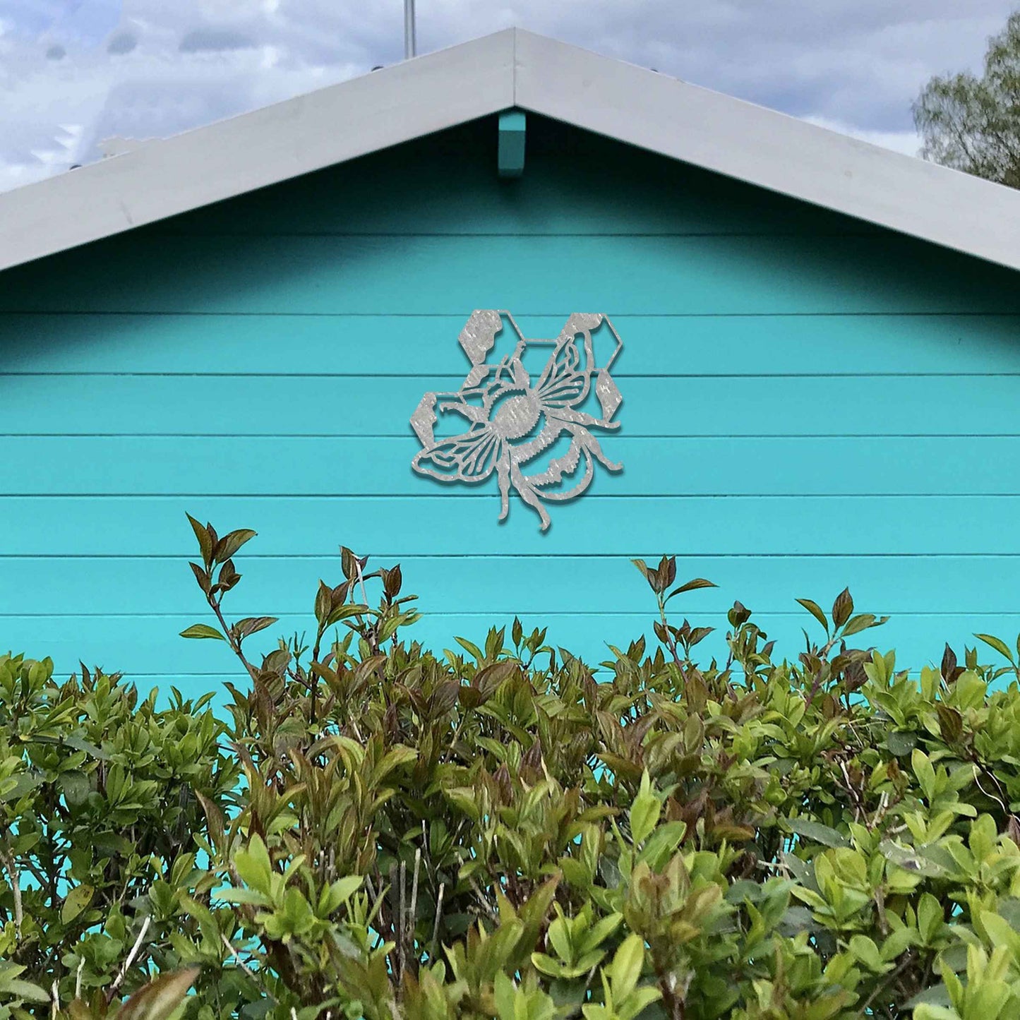 Metal garden decoration depicting a bee with honeycomb elements, intricately designed to enhance outdoor spaces, offering a blend of natural inspiration and rustic charm for garden or patio decor.