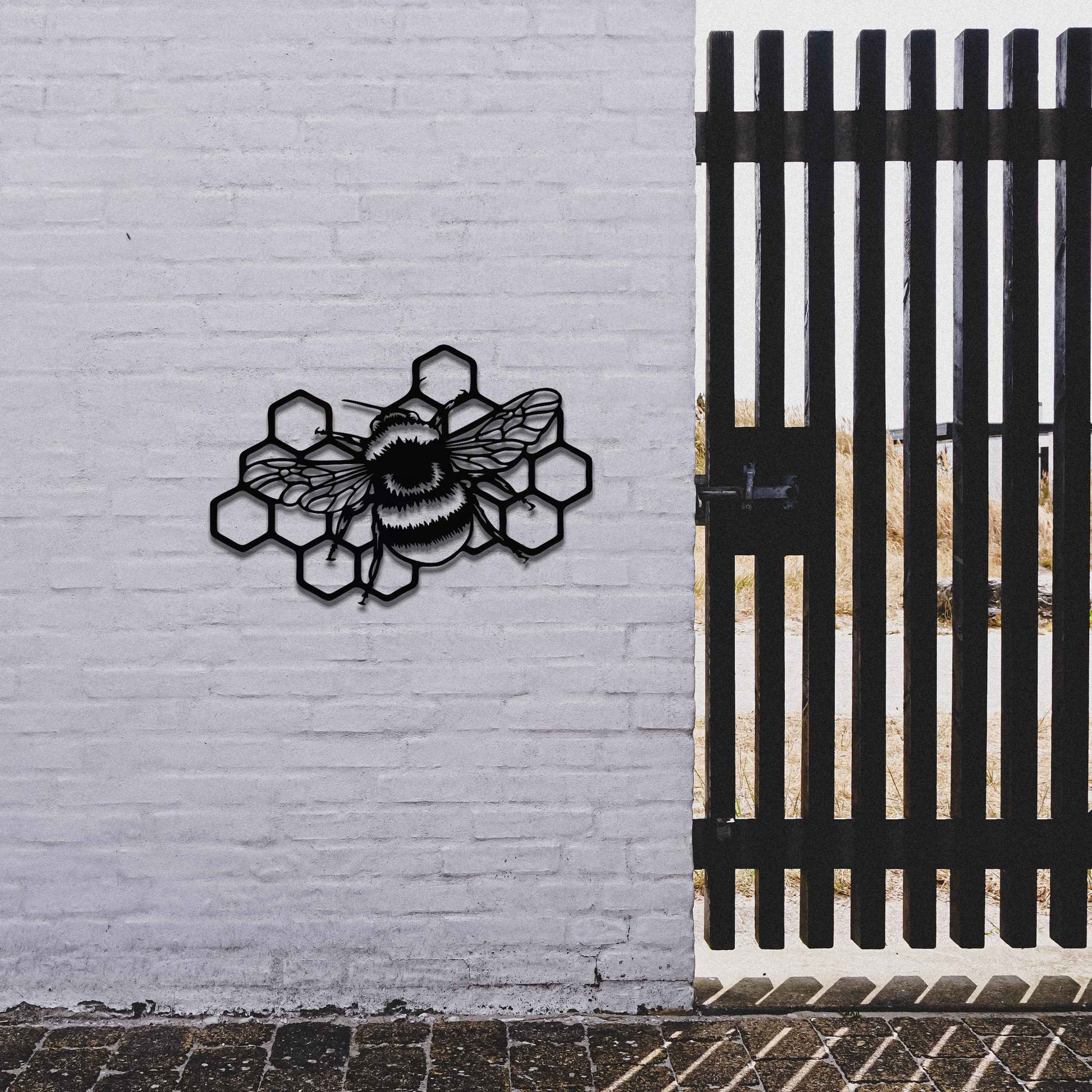 Metal garden decoration featuring a bee on a honeycomb design, showcasing intricate detailing in the wings and honeycomb structure, perfect for enhancing outdoor spaces with a nature-inspired artistic touch.