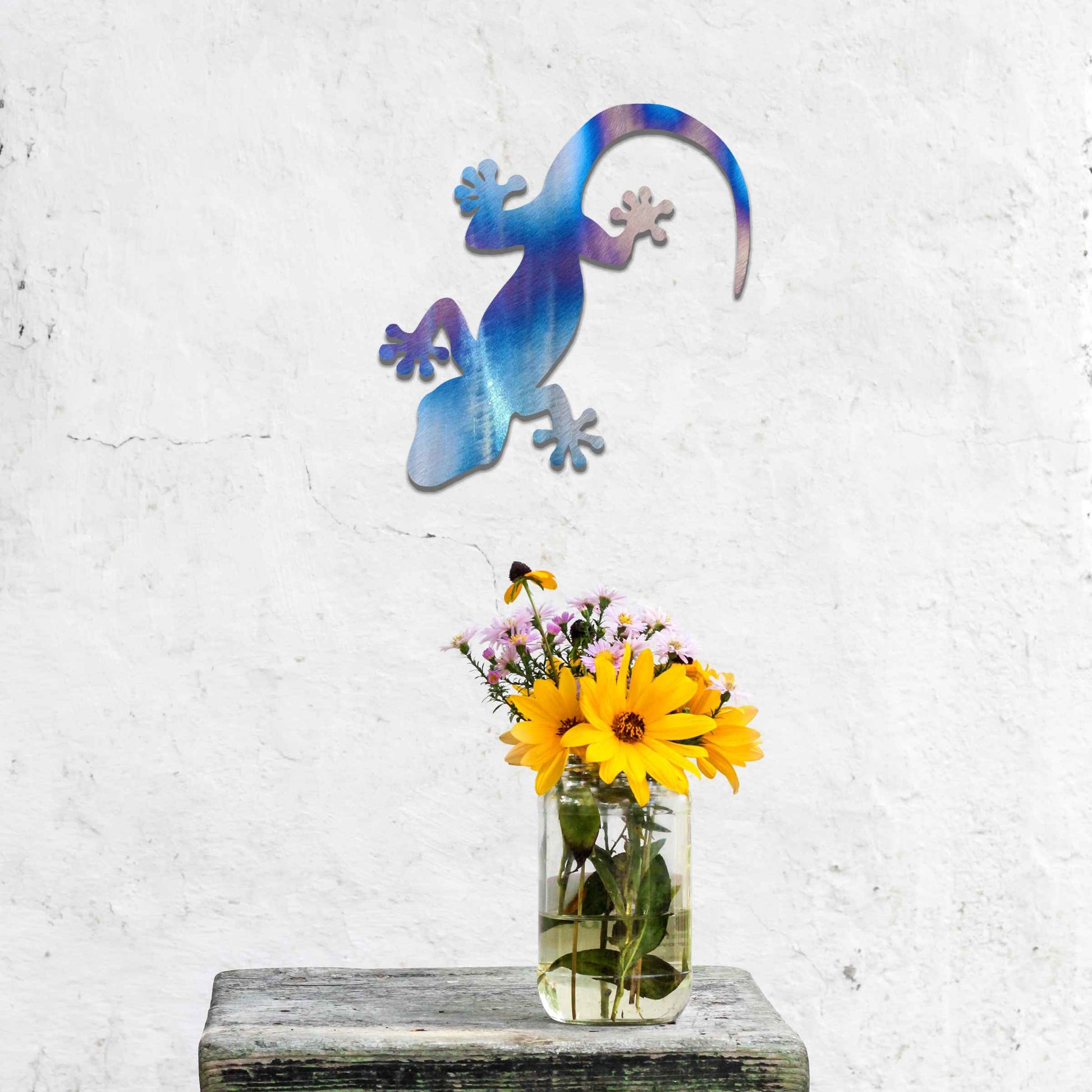 Metal wall decoration featuring a simple gecko silhouette design, adding a minimalist and modern touch to indoor spaces, displayed on a neutral wall within a contemporary decor setting.