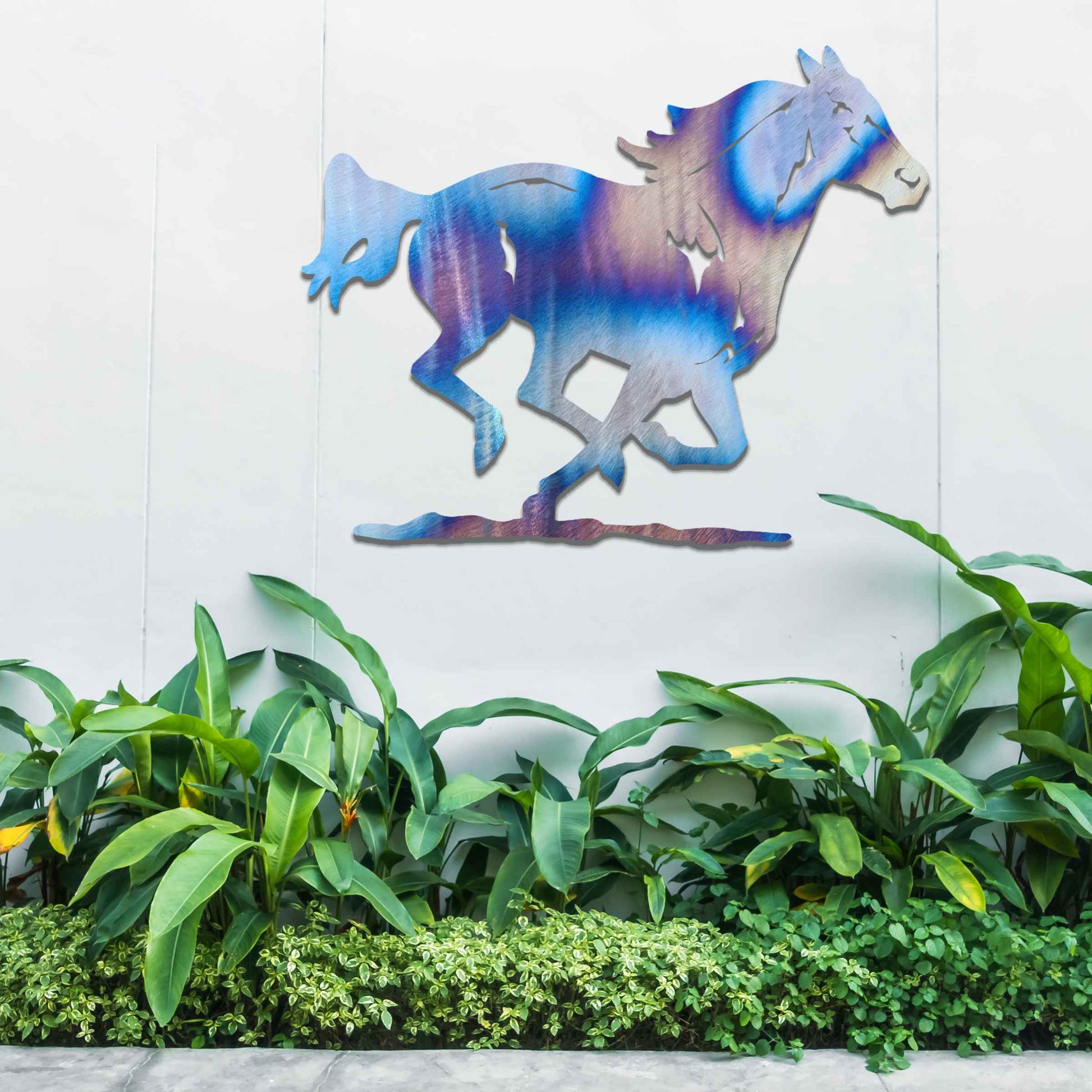 This design features a dynamic depiction of a horse in full motion, capturing the beauty of nature and freedom. The fluid lines and graceful movement emphasize the spirit of the animal, making it a striking addition to any space.
