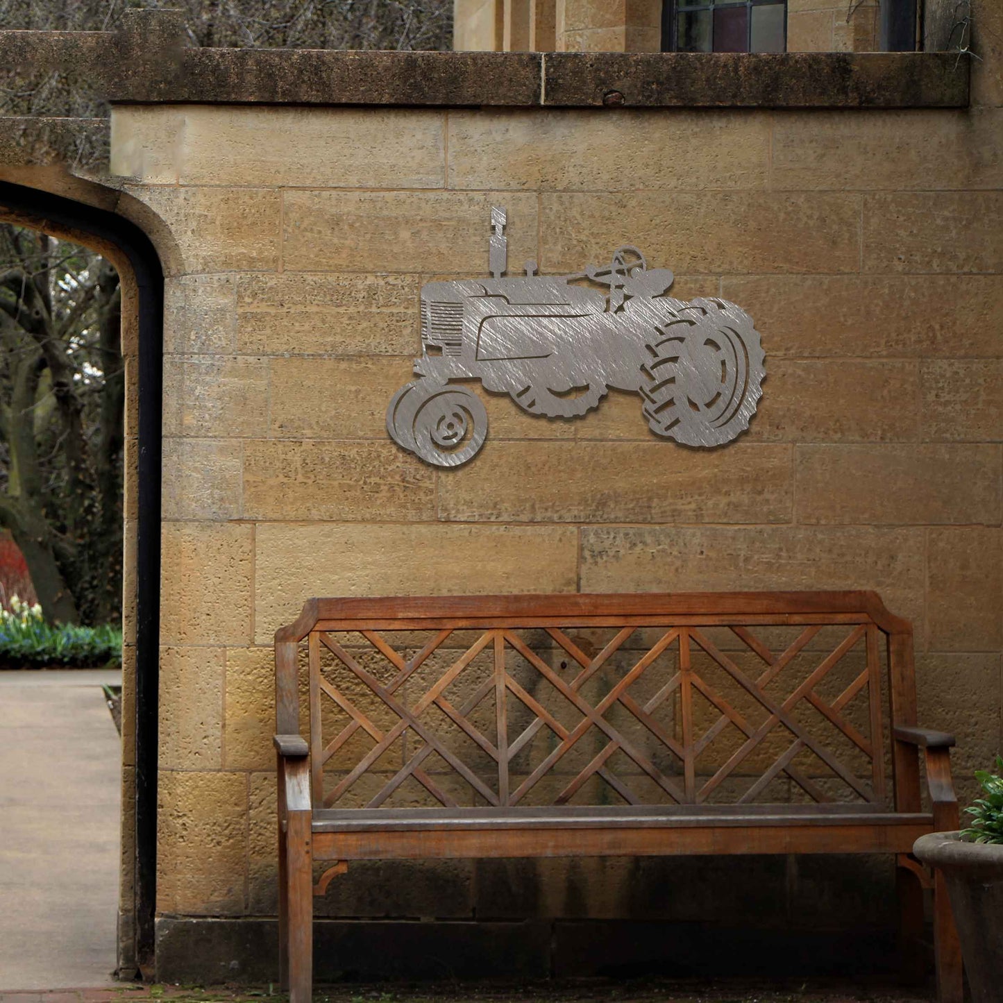 Metal garden decoration featuring a rustic tractor silhouette with detailed cutouts, designed to enhance walls or fences, adding a vintage and countryside charm to outdoor spaces.