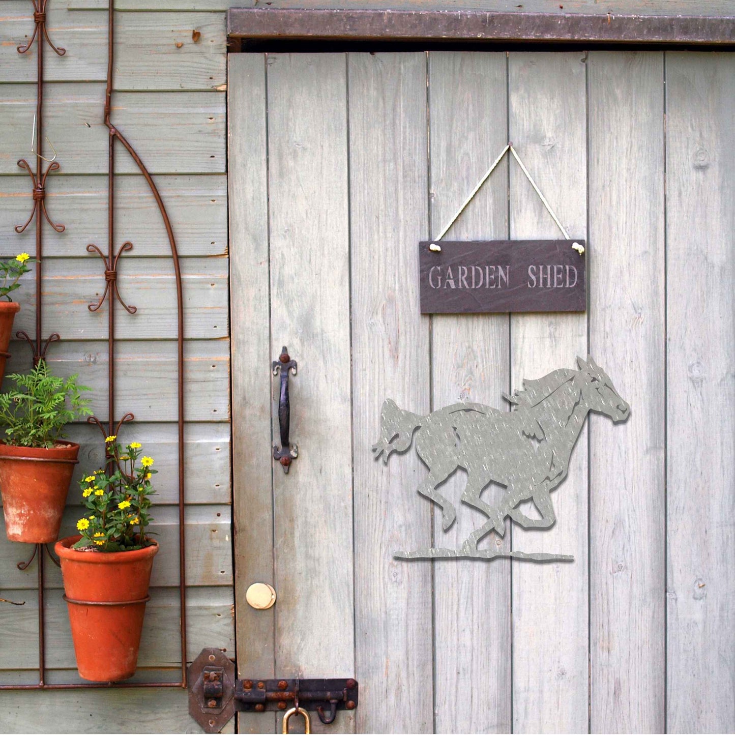 This design features a dynamic depiction of a horse in full motion, capturing the beauty of nature and freedom. The fluid lines and graceful movement emphasize the spirit of the animal, making it a striking addition to any space.
