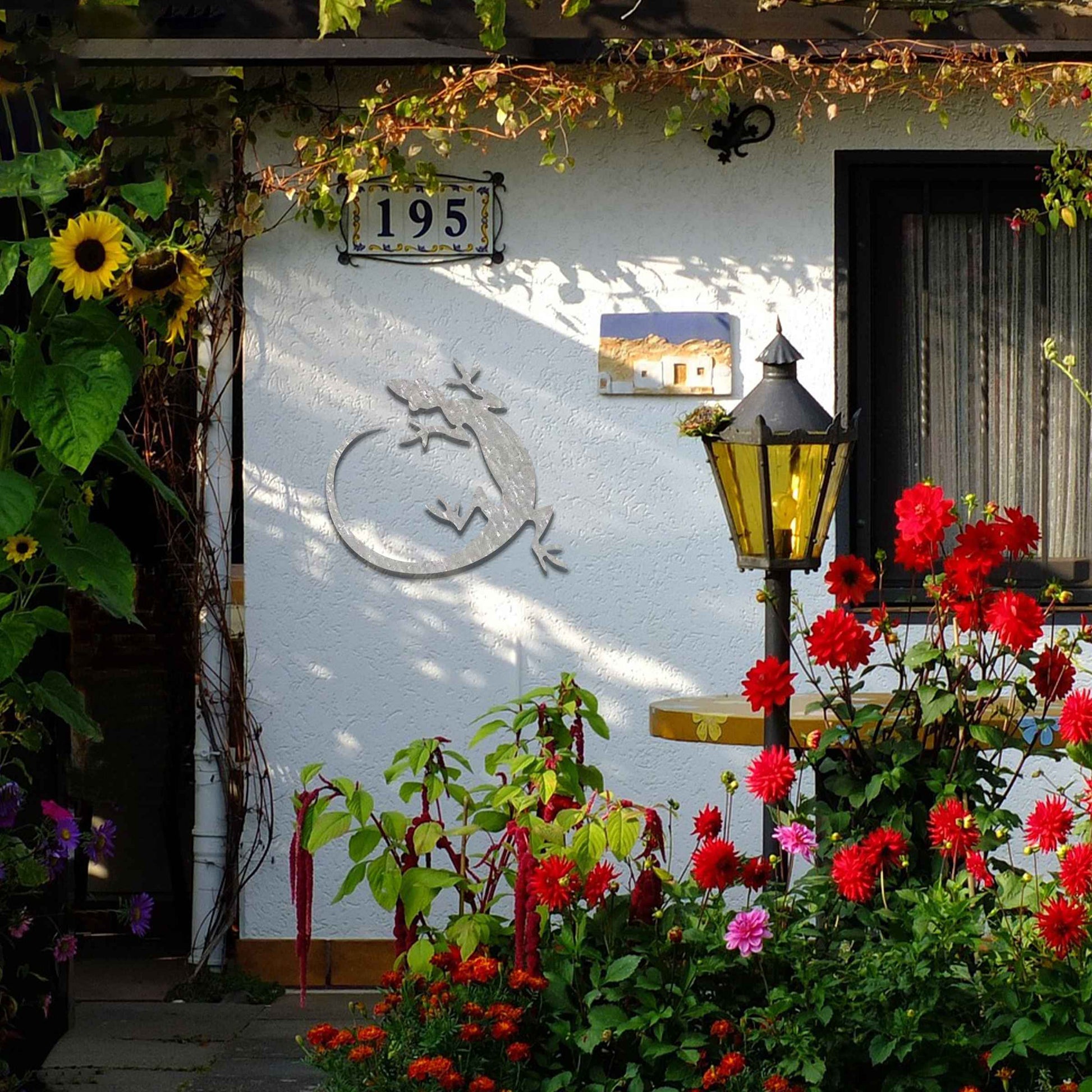 Metal garden decoration featuring a gecko silhouette design with a curved tail, adding a sleek and contemporary accent to outdoor walls, seamlessly complementing rustic and minimalist spaces.