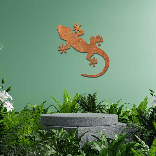Metal wall decoration featuring a simple gecko silhouette design, adding a minimalist and modern touch to indoor spaces, displayed on a neutral wall within a contemporary decor setting.