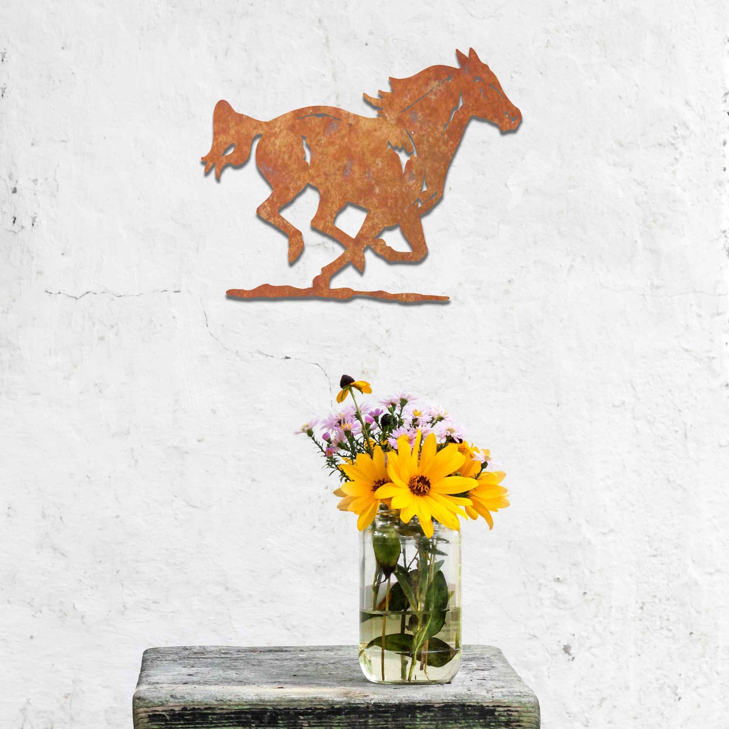 This design features a dynamic depiction of a horse in full motion, capturing the beauty of nature and freedom. The fluid lines and graceful movement emphasize the spirit of the animal, making it a striking addition to any space.