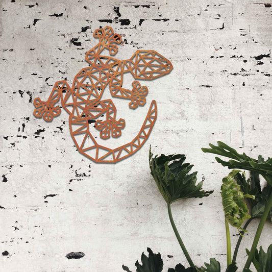 Metal garden decoration featuring a gecko-shaped design with geometric cutouts, bringing a modern and artistic flair to outdoor spaces, seamlessly complementing the surrounding greenery.
