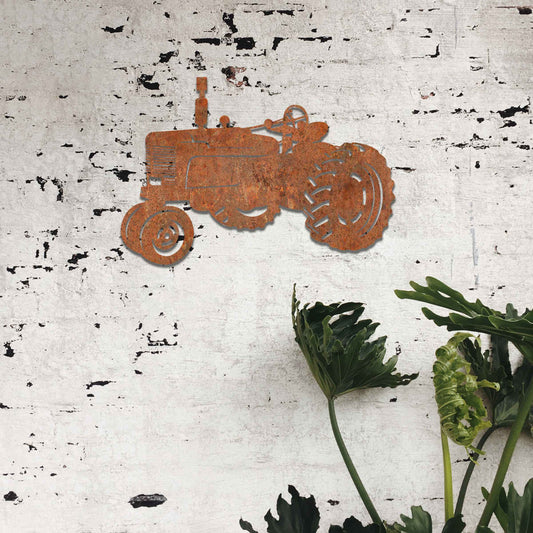 Metal garden decoration featuring a rustic tractor silhouette with detailed cutouts, designed to enhance walls or fences, adding a vintage and countryside charm to outdoor spaces.