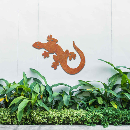 Metal garden decoration featuring a playful gecko silhouette with distinct rounded feet and curved tail, adding a modern and lively touch to outdoor walls, perfectly suited for rustic and contemporary garden settings.